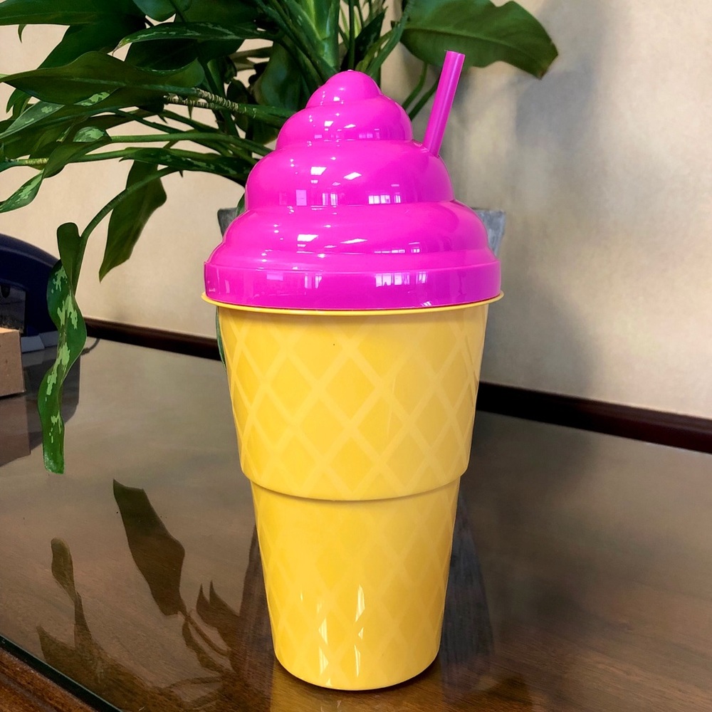 🍦Giant Ice Cream Shaped Tumbler with Straw 💗
